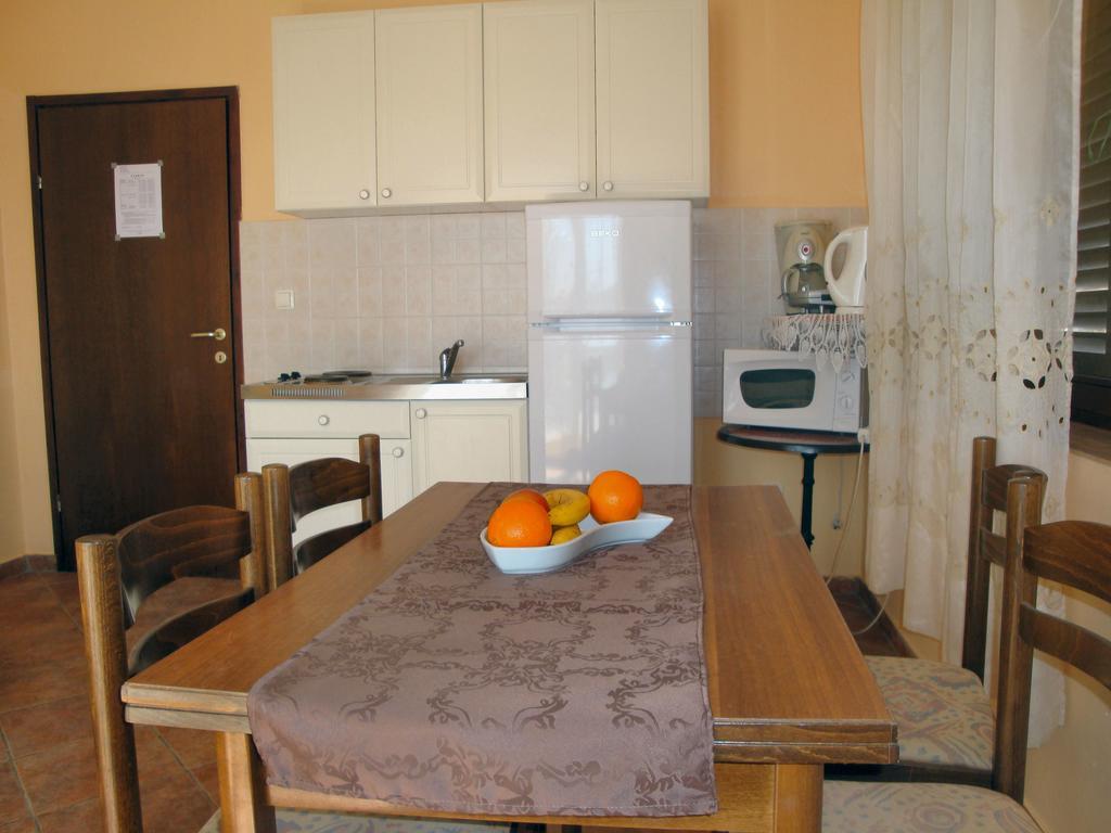 Apartments Vukelic Starigrad Paklenica Bagian luar foto