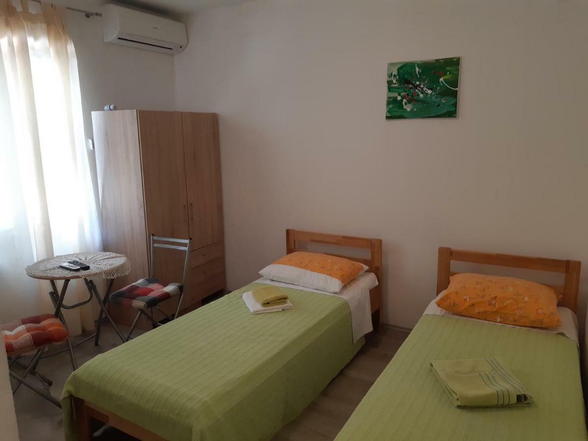 Apartments Vukelic Starigrad Paklenica Bagian luar foto