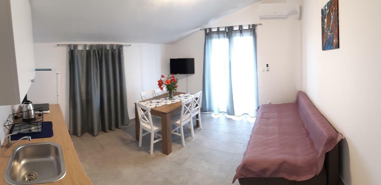 Apartments Vukelic Starigrad Paklenica Bagian luar foto