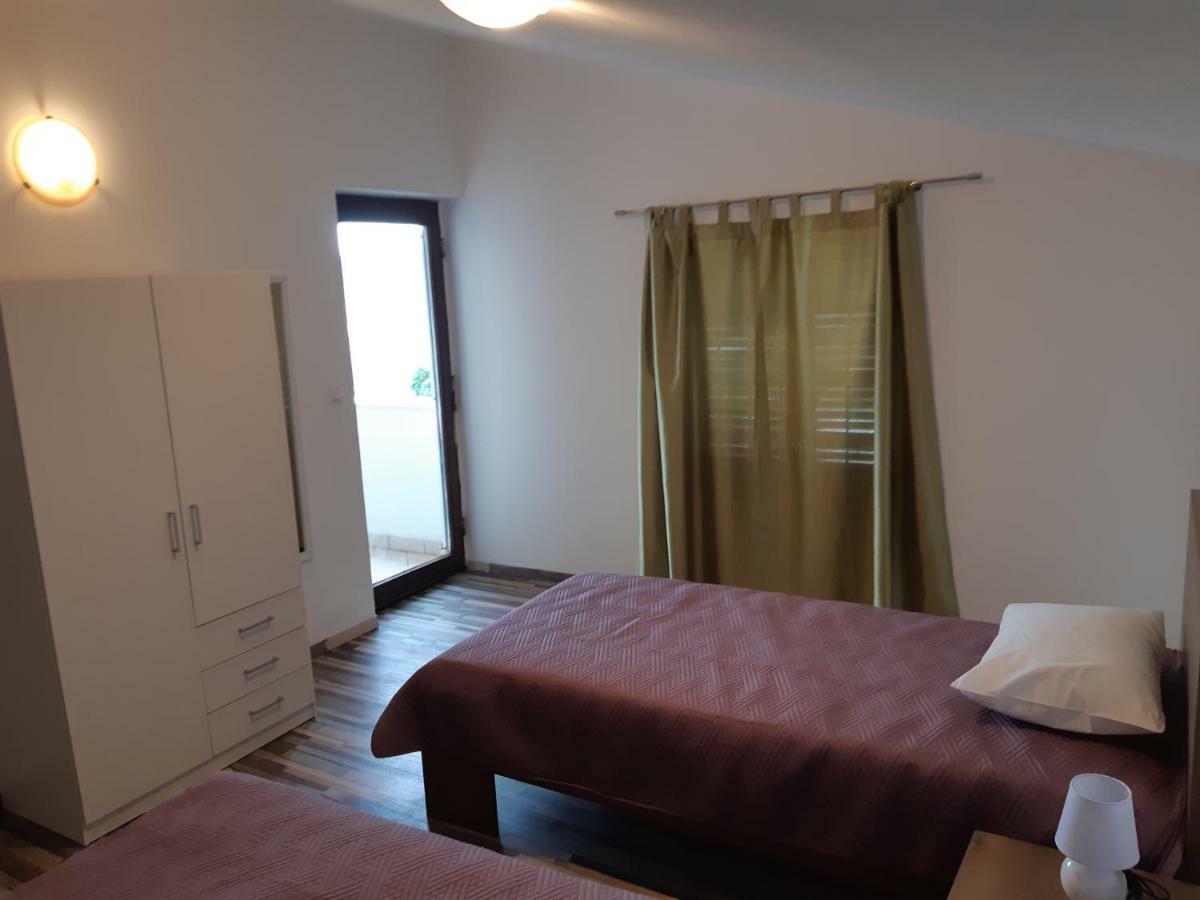 Apartments Vukelic Starigrad Paklenica Bagian luar foto