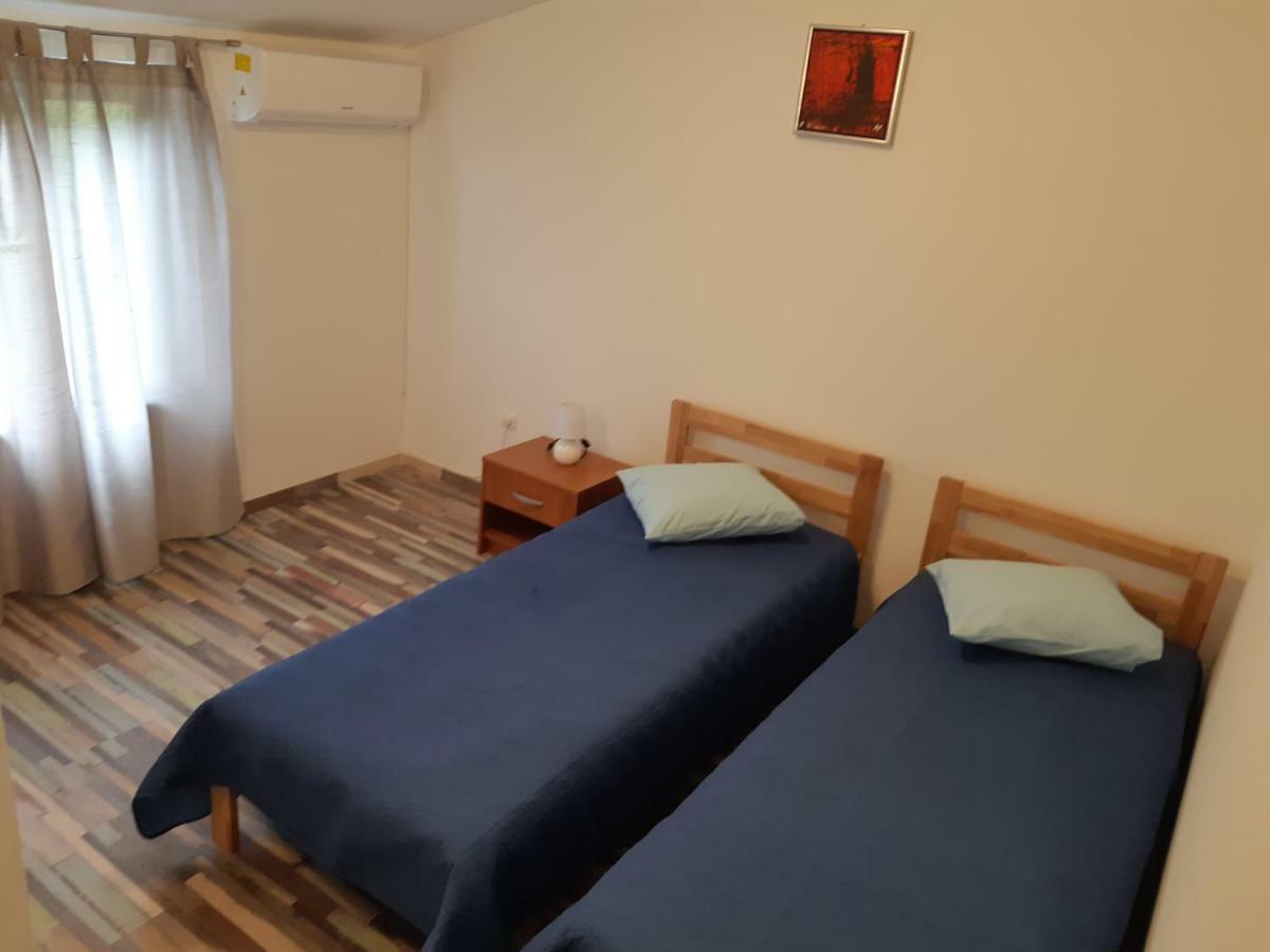 Apartments Vukelic Starigrad Paklenica Bagian luar foto